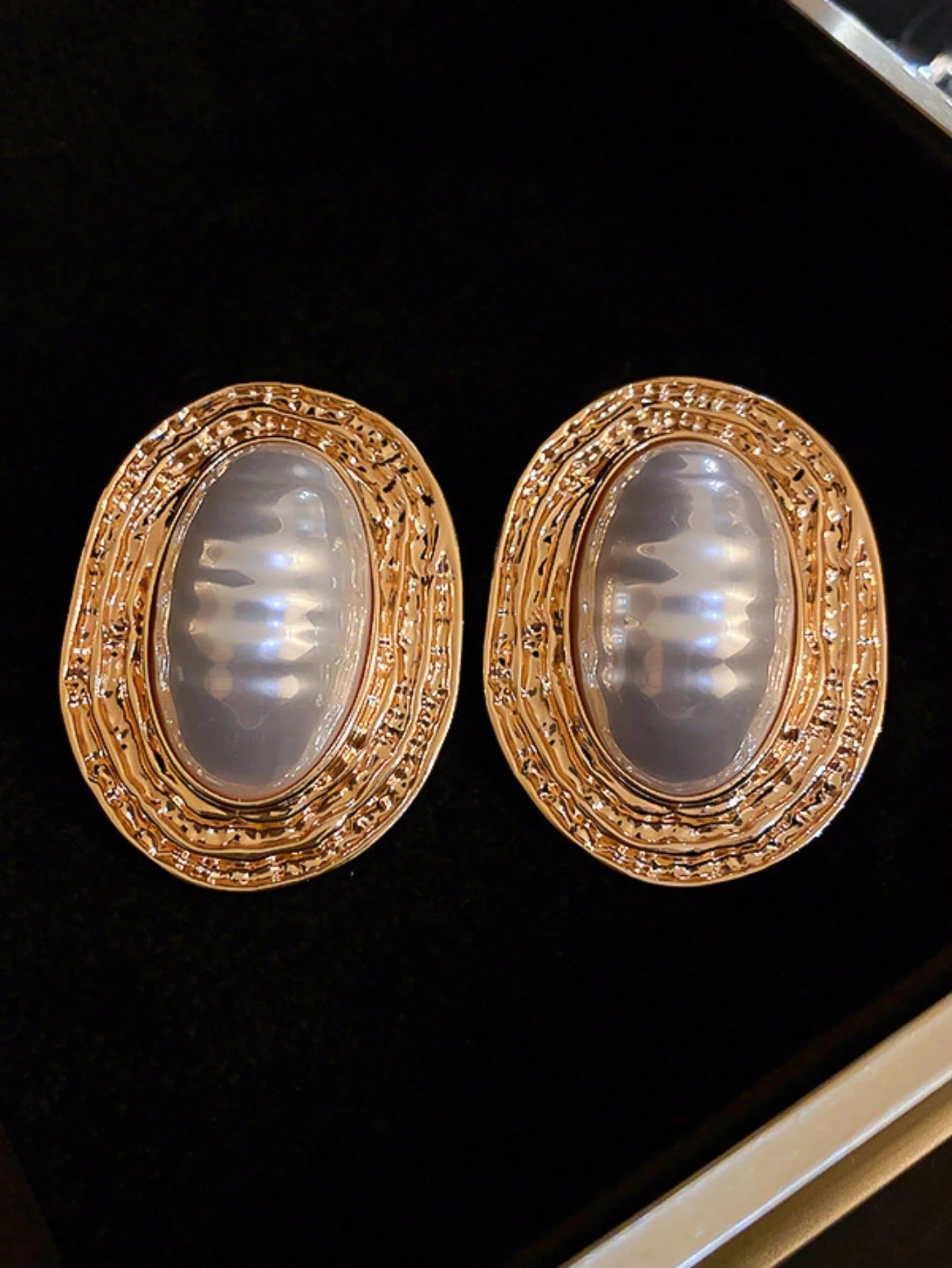 SHEIN 1 Pair Metal Asymmetrical Ruched Striped Ellipse Pearl Earrings