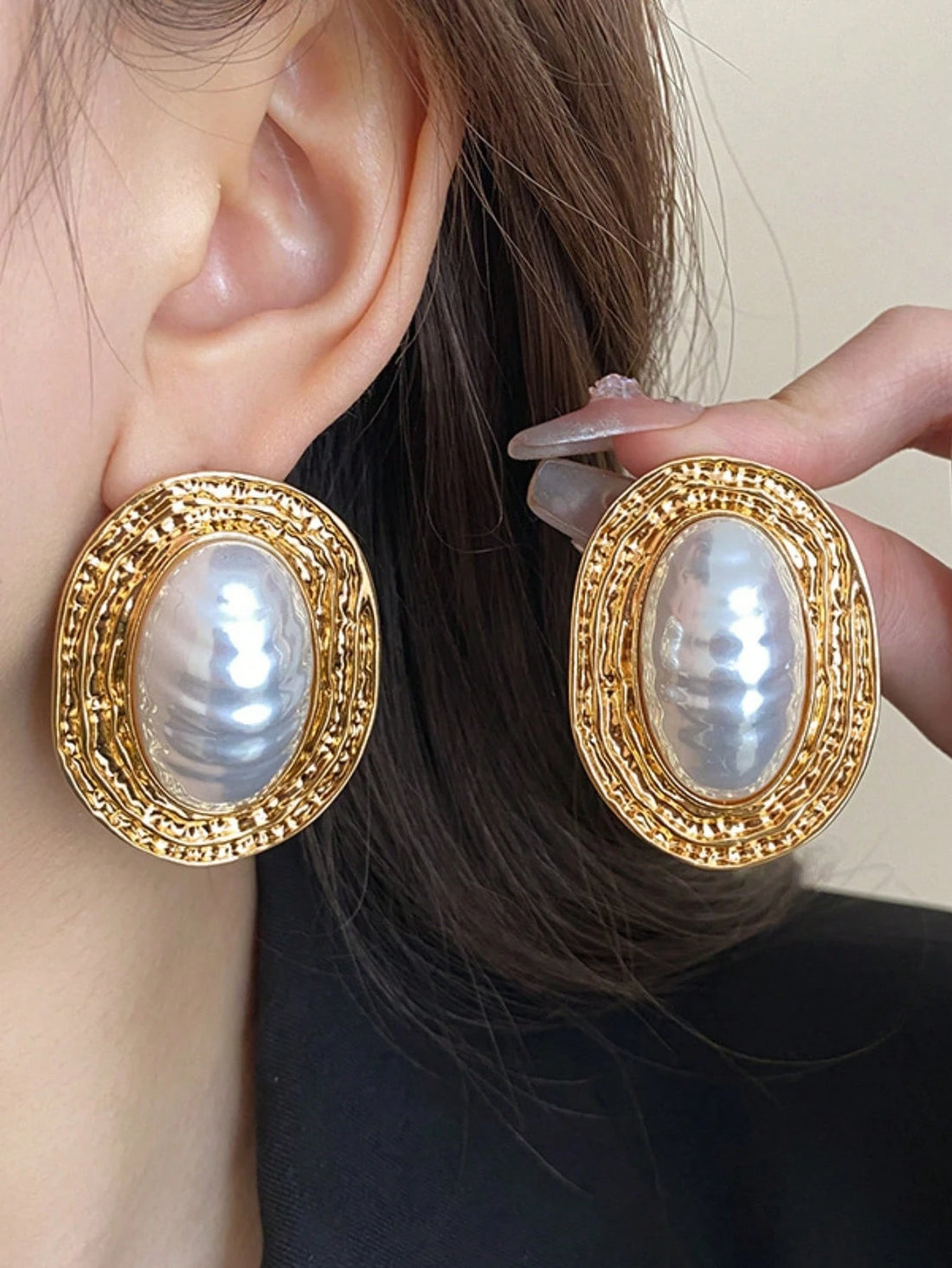 SHEIN 1 Pair Metal Asymmetrical Ruched Striped Ellipse Pearl Earrings - view 2