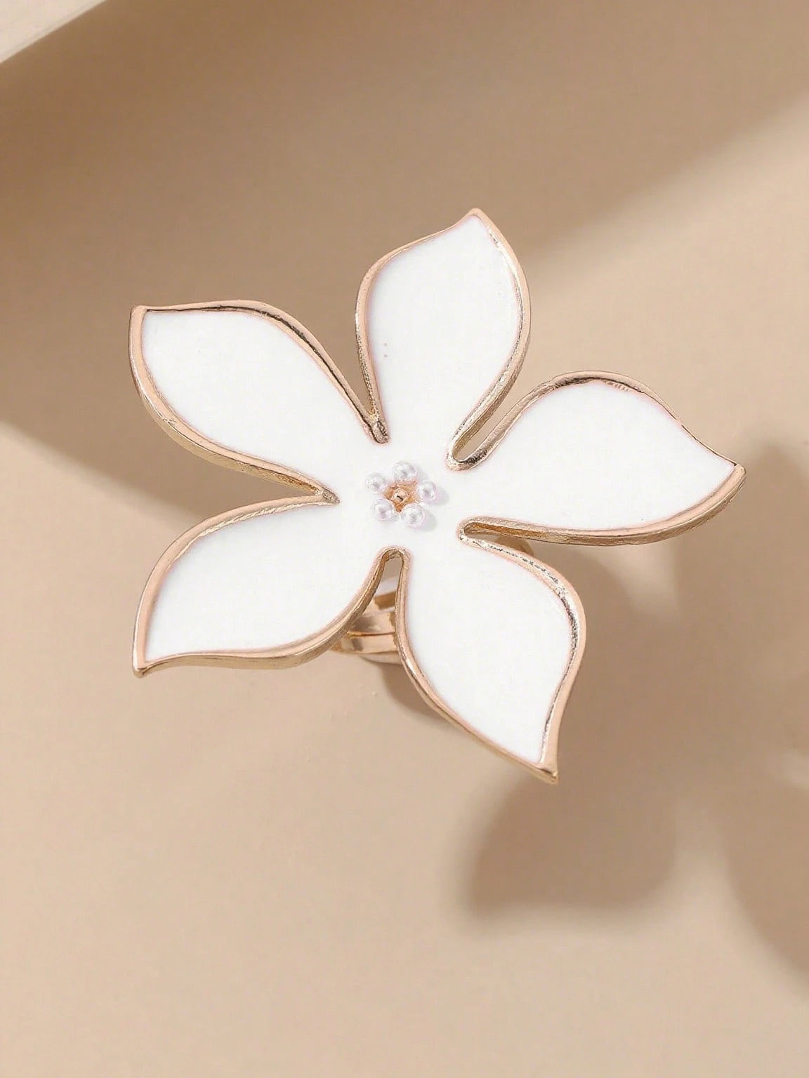 SHEIN 1pcs Exaggerated White Metallic Floral Rings