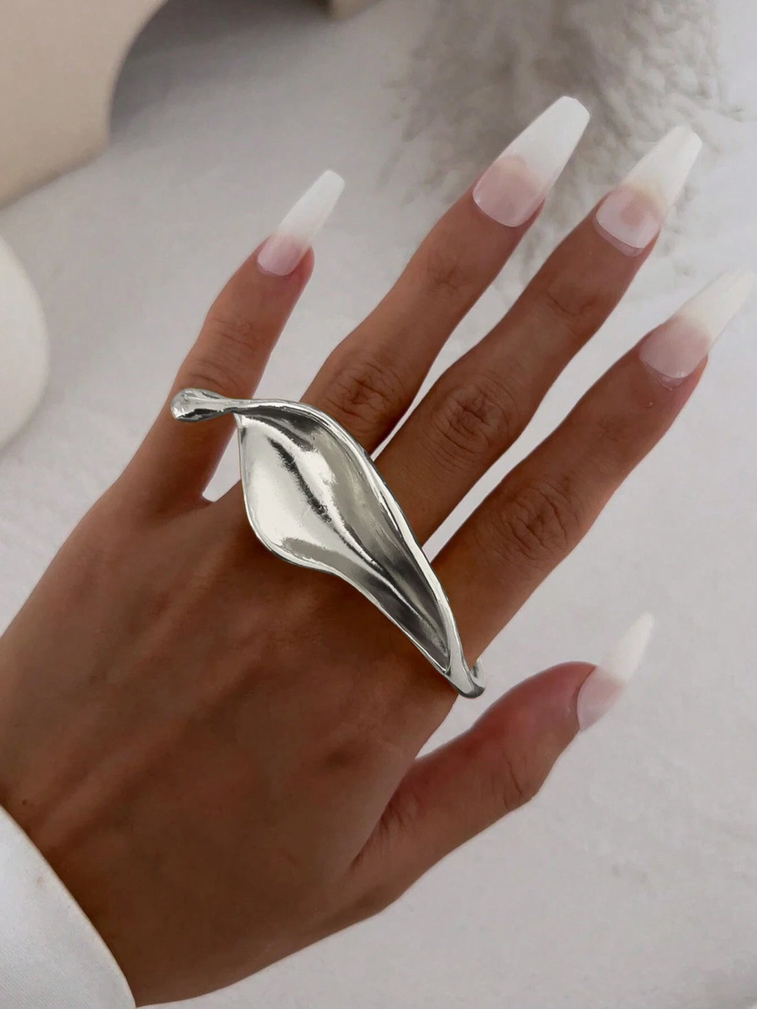 SHEIN 1pc Vintage Asymmetrical Metal Leaf Knuckle Ring - view 3