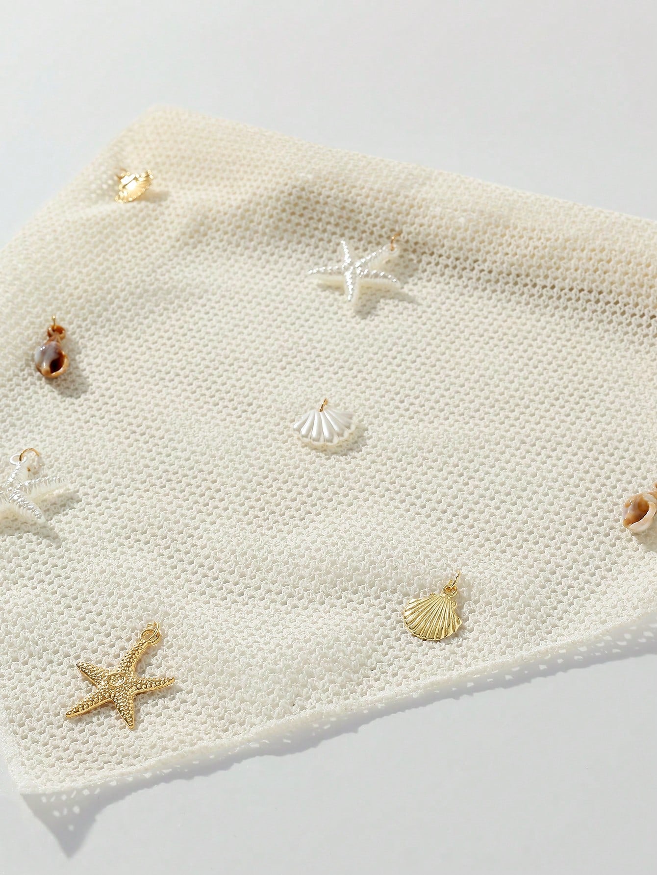 SHEIN 1pc Women's Handmade Embroidered Ruffled Starfish & Shell Decor Headwrap
