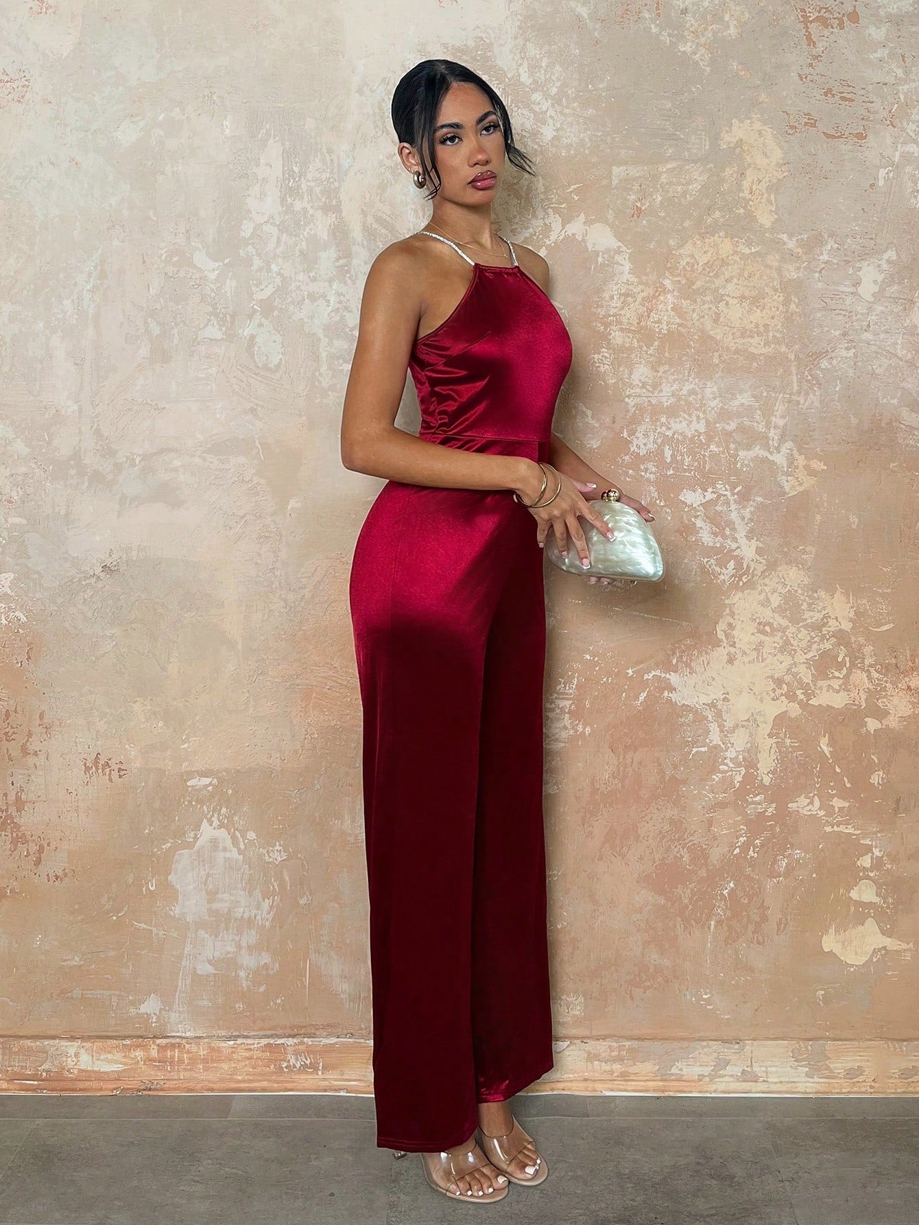 جمبسوت نسائي أنيق من الساتان بلون أحمر بدون ظهر من SHEIN Glamine، مناسب للحفلات والمناسبات الرسمية.