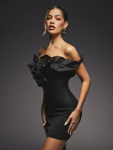 فستان قصير مثير مكشوف الكتفين بكشكشة مبالغ فيها من SHEIN Hauture