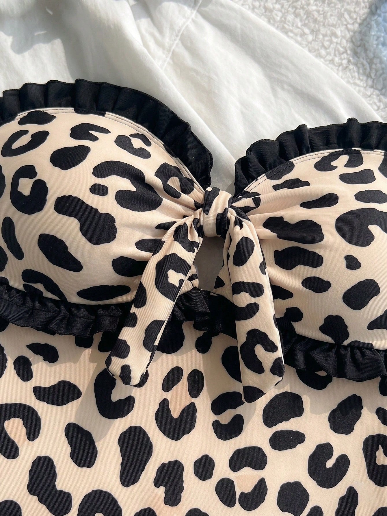 SHEIN مايوه قطعة واحدة بتصميم أنيق ومثير وعصري مخطط ومزين بالدانتيل والكشكشة وفيونكة على الصدر مع حمالات قابلة للفصل مثالي للشاطئ وحفلات المسبح والعطلات الصيفية