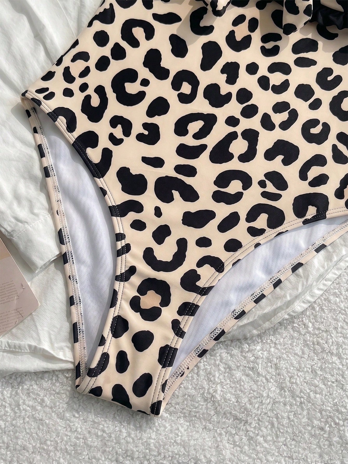 SHEIN مايوه قطعة واحدة بتصميم أنيق ومثير وعصري مخطط ومزين بالدانتيل والكشكشة وفيونكة على الصدر مع حمالات قابلة للفصل مثالي للشاطئ وحفلات المسبح والعطلات الصيفية