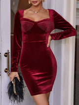 فستان مخملي ضيق بياقة على شكل قلب من SHEIN Privé 