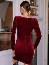 فستان مخملي ضيق بياقة على شكل قلب من SHEIN Privé 