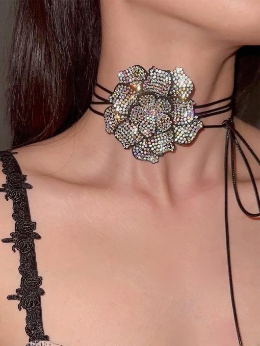 SHEIN Rhinestone Flower Decor Necklace