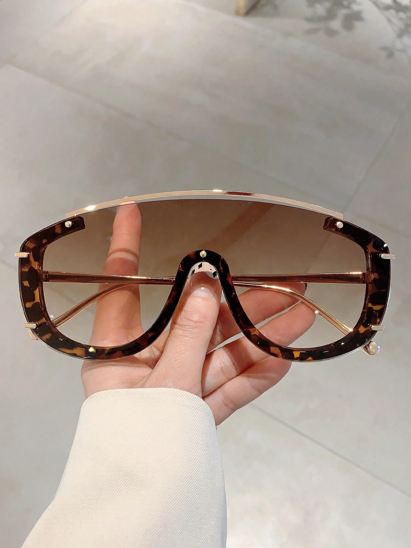 SHEIN 1Pc Women Men Shield Shaped Semi-Rimless Sunglasses