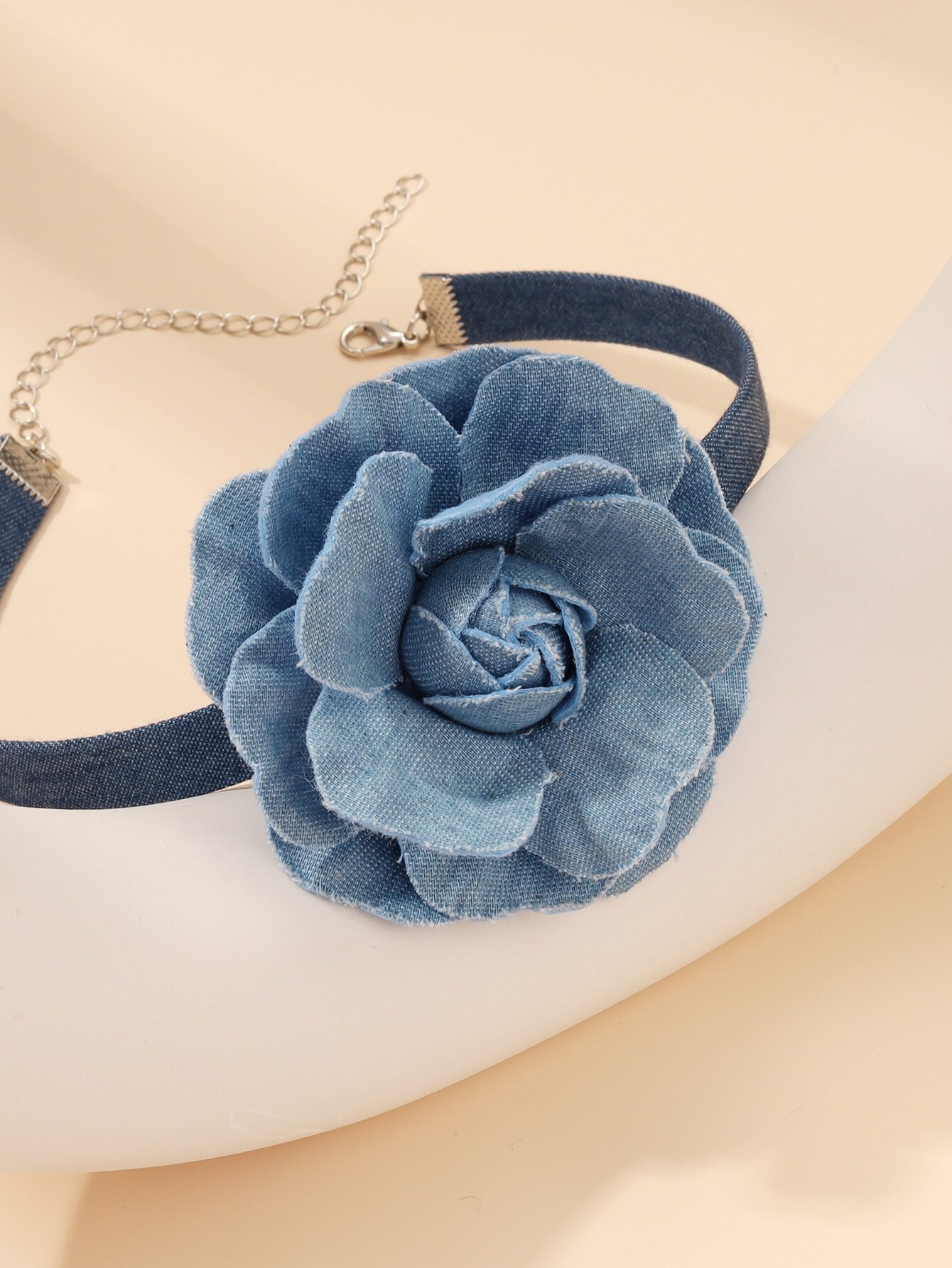 SHEIN Vintage Western Style Minimalist Woven Flower Choker Necklace