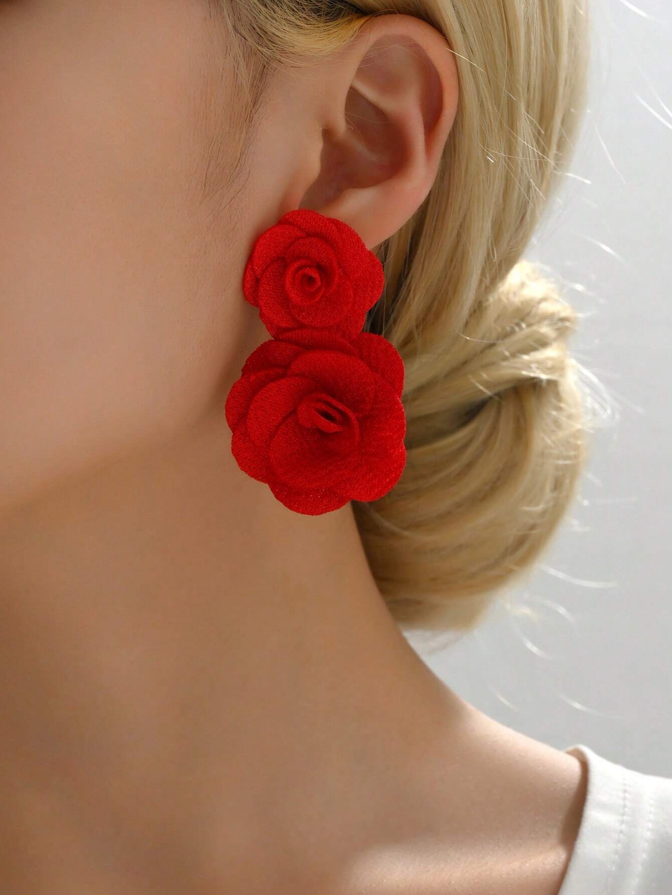 SHEIN 1pair Red Color Fashionable Exaggerated 3d Flower Pendant