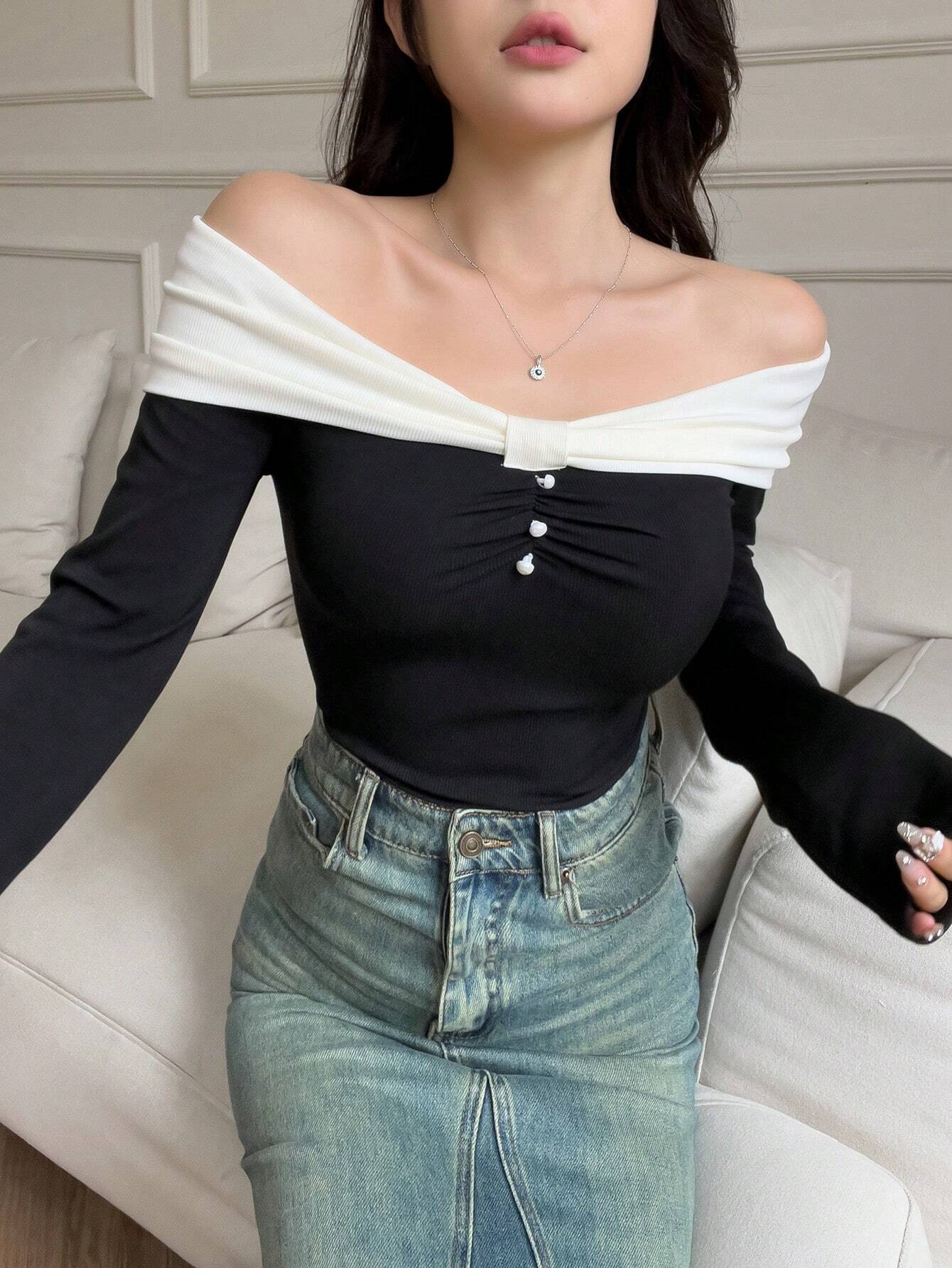 SHEIN Modely Women's Contrast Color Off-Shoulder Long Sleeve Pleated Slim Fit T-Shirt, Spring-Summer