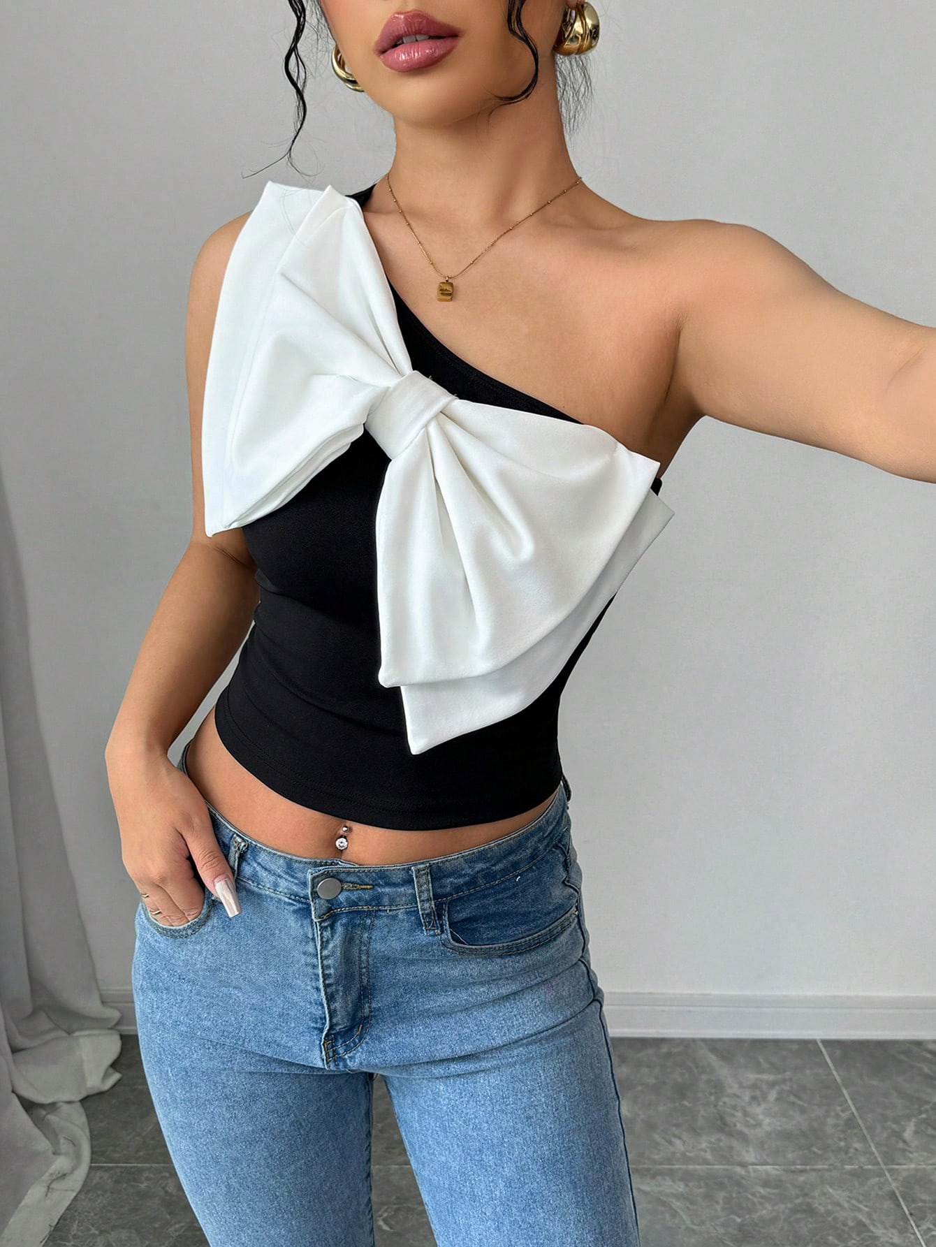 SHEIN Elenzga Elenzga One-Shoulder Black And White Contrasting Big Bow Top
