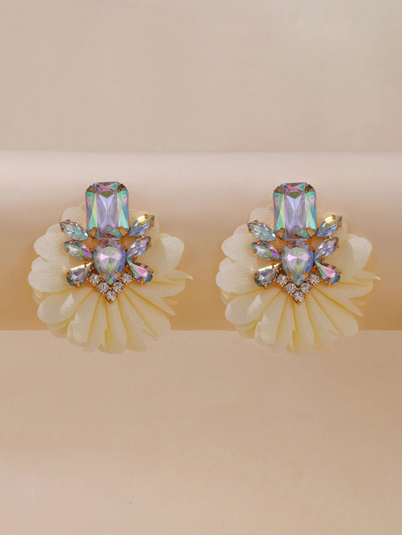 SHEIN Flower & Rhinestone Decor Earrings Valentines - Image 2