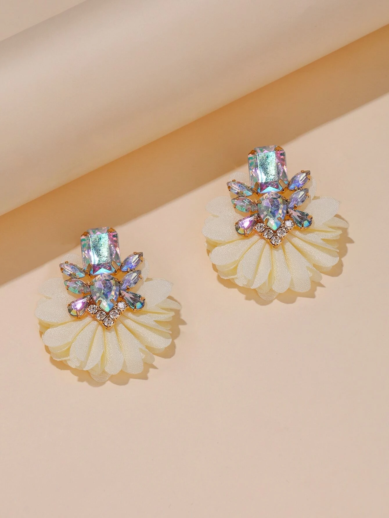 SHEIN Flower & Rhinestone Decor Earrings Valentines - Image 3
