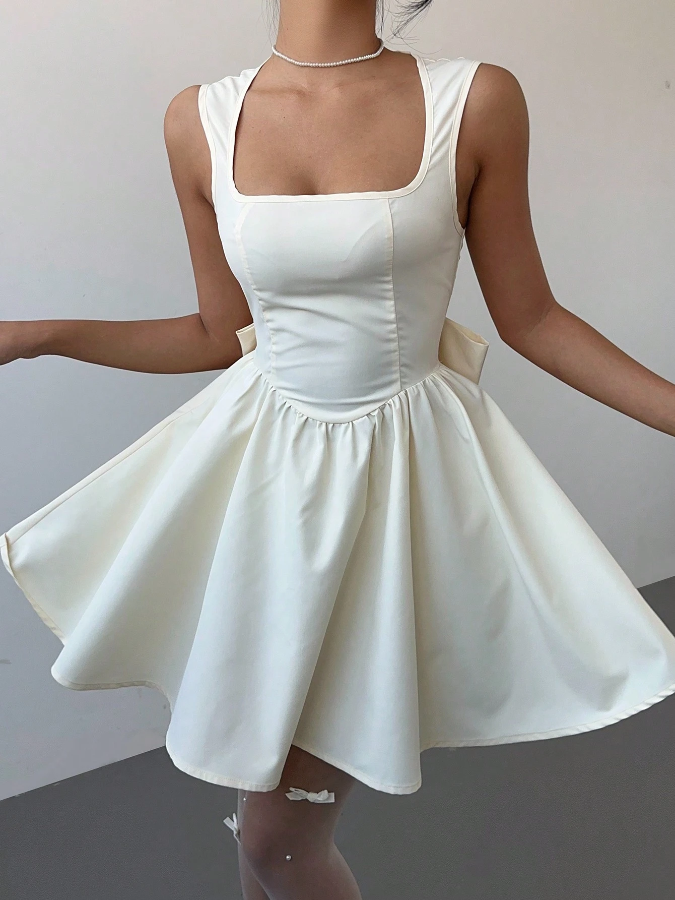 SHEIN Aloruh New Valentine's Day/Chinese New Year Outfit, V-Neck Sleeveless Sweet Exaggerated Bow Dress - Image 3