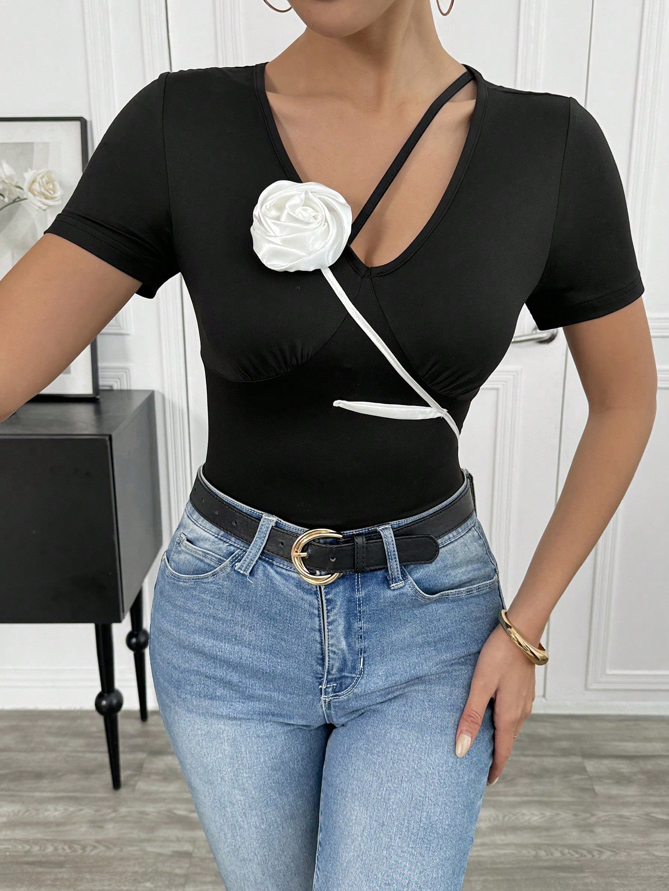 SHEIN Relaxiva Women's Elegant 3D Floral V-Neck Fitted T-Shirt, Slim Fit, Spring/Summer