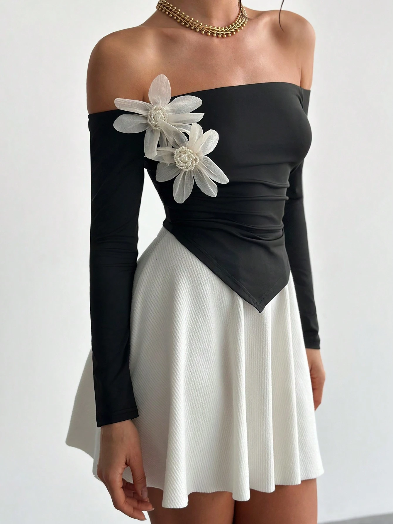 SHEIN Privé Valentine Day Women Elegant Minimalist Stylish Romantic Off Shoulder Floral Decor Tight Long Sleeve Black T-Shirt - Image 2