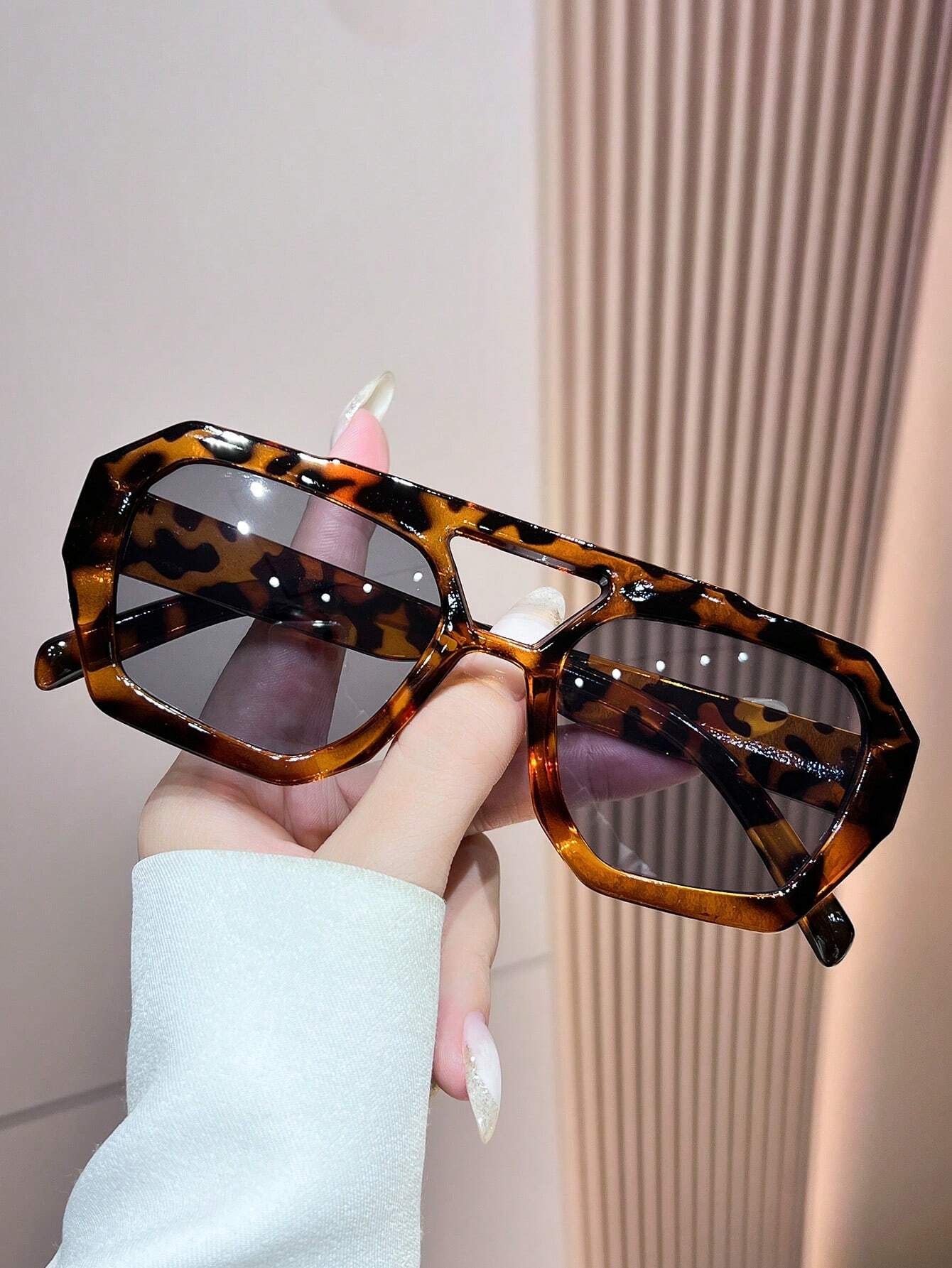 SHEIN 1pc Fashionable Unisex Asymmetrical Y2K Style Summer Beach Fashion Glasses - Image 2