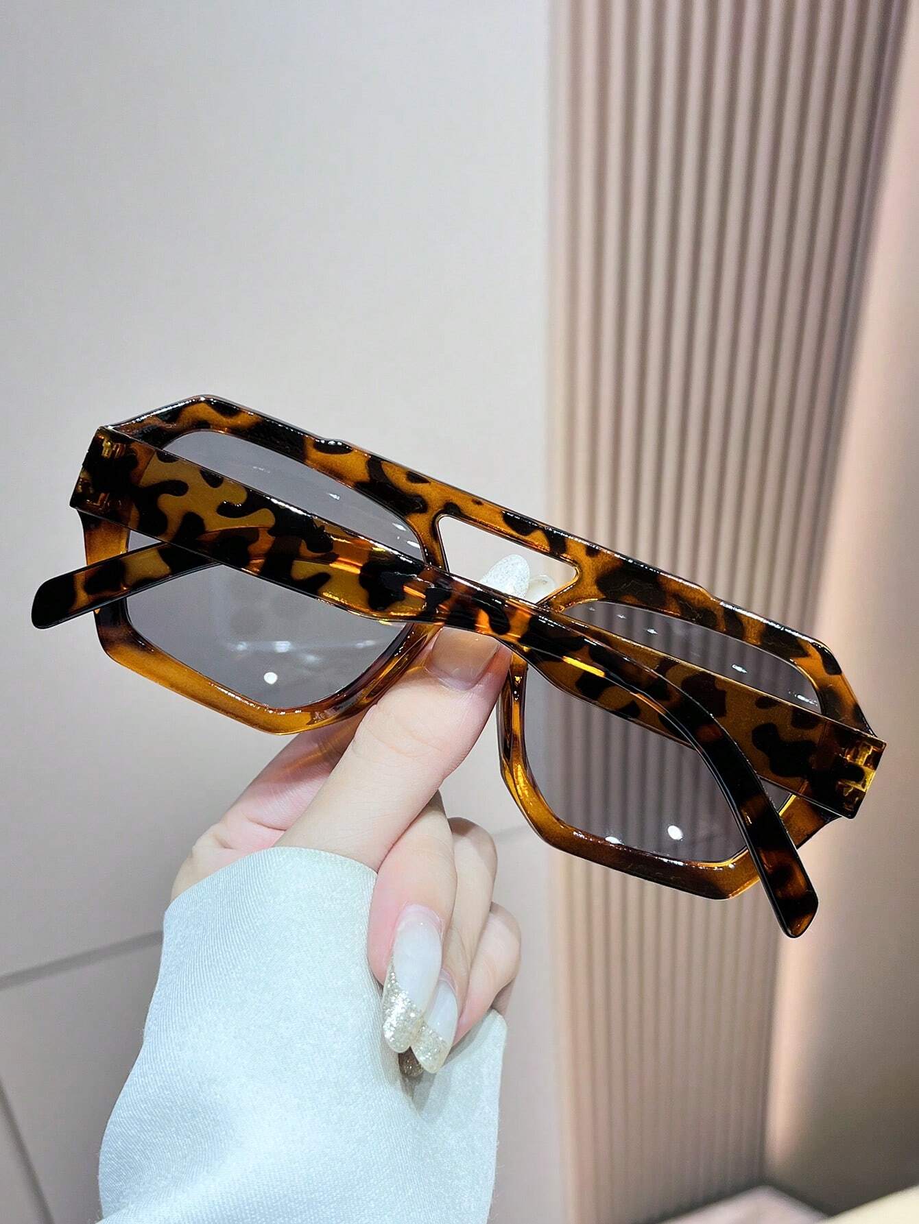 SHEIN 1pc Fashionable Unisex Asymmetrical Y2K Style Summer Beach Fashion Glasses - Image 3