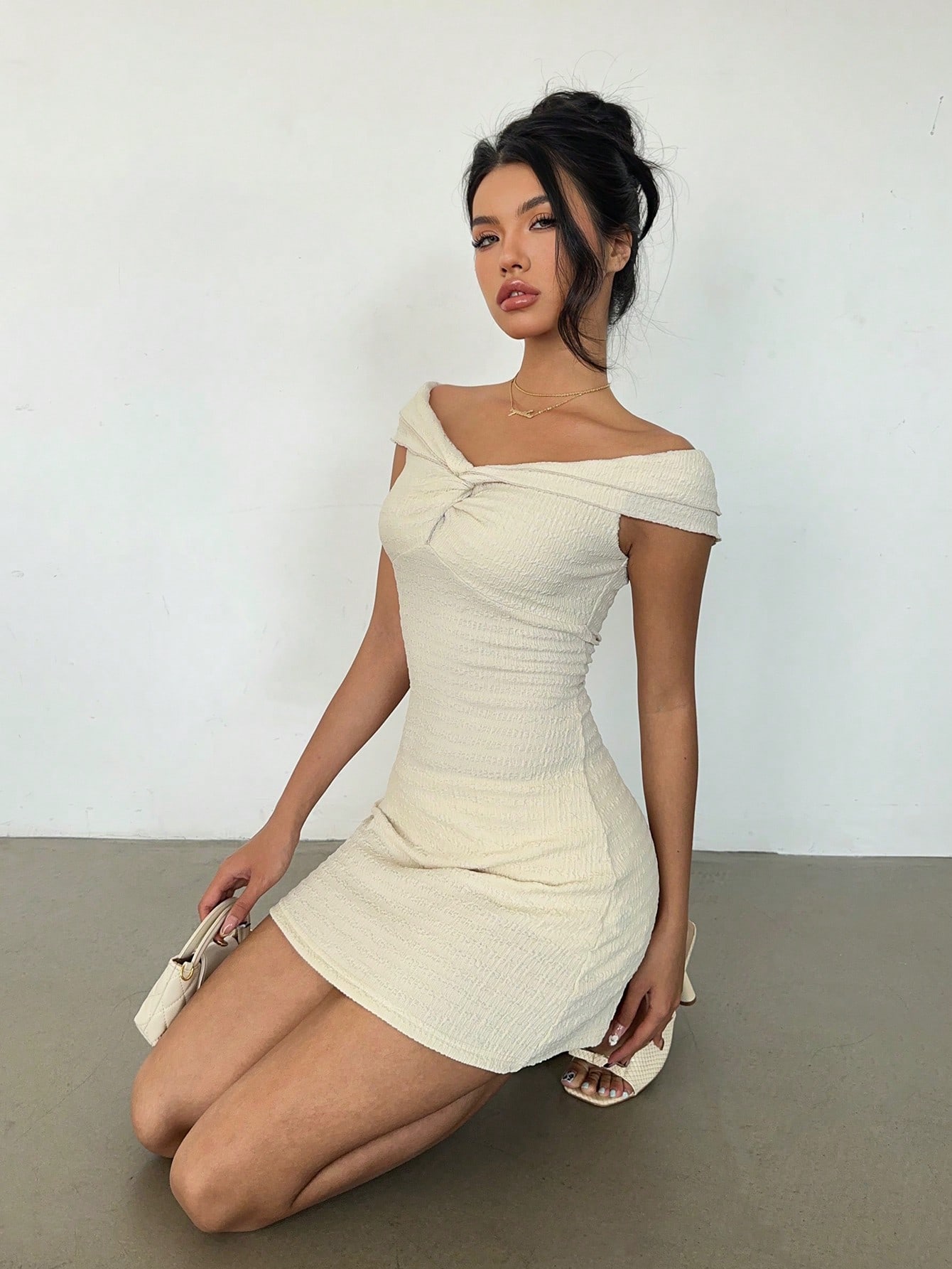 SHEIN Essnce Women's Solid Color Off Shoulder Mini Dress, Casual Vacation Twisted Open-Shoulder Elegant Short - Image 4