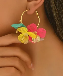 SHEIN 1 Pair Minimalist 3D Flower Earrings For Women (Random Petal Colors)