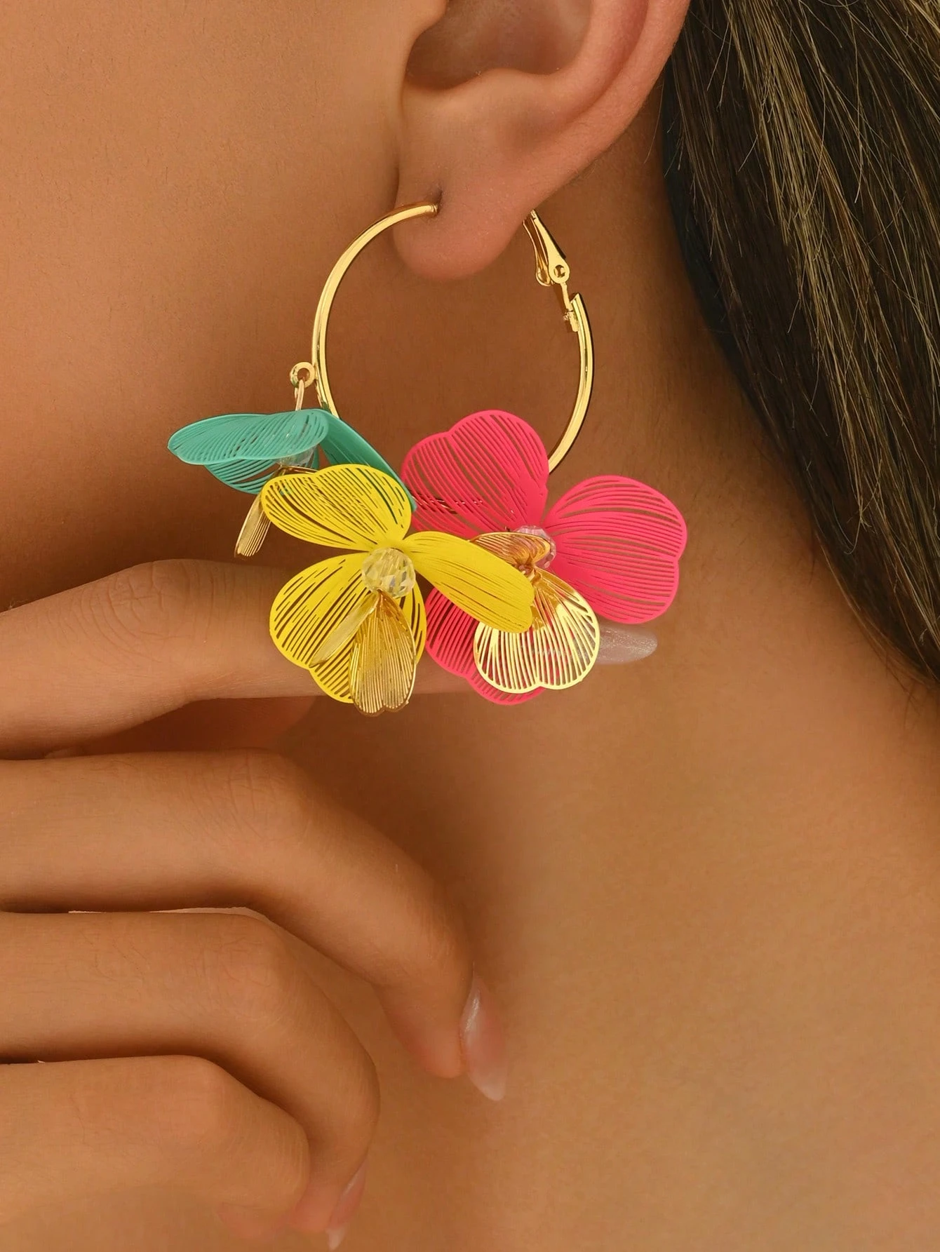 SHEIN 1 Pair Minimalist 3D Flower Earrings For Women (Random Petal Colors)