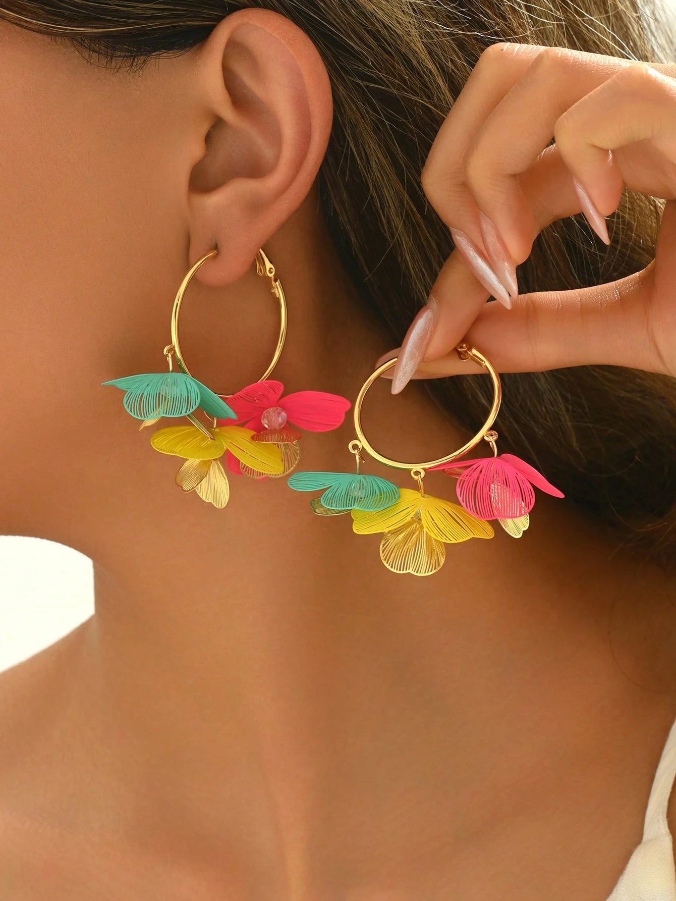 SHEIN 1 Pair Minimalist 3D Flower Earrings For Women (Random Petal Colors) - Image 2