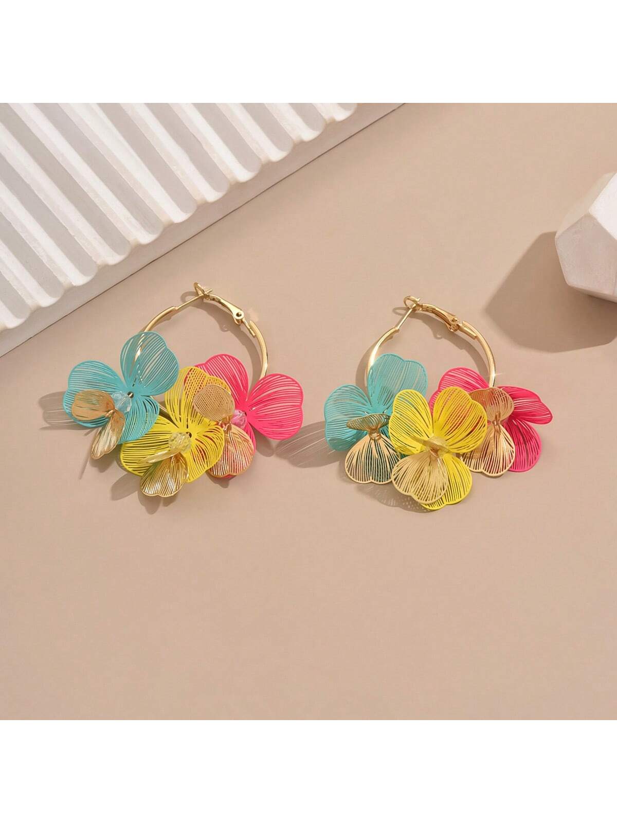 SHEIN 1 Pair Minimalist 3D Flower Earrings For Women (Random Petal Colors) - Image 3