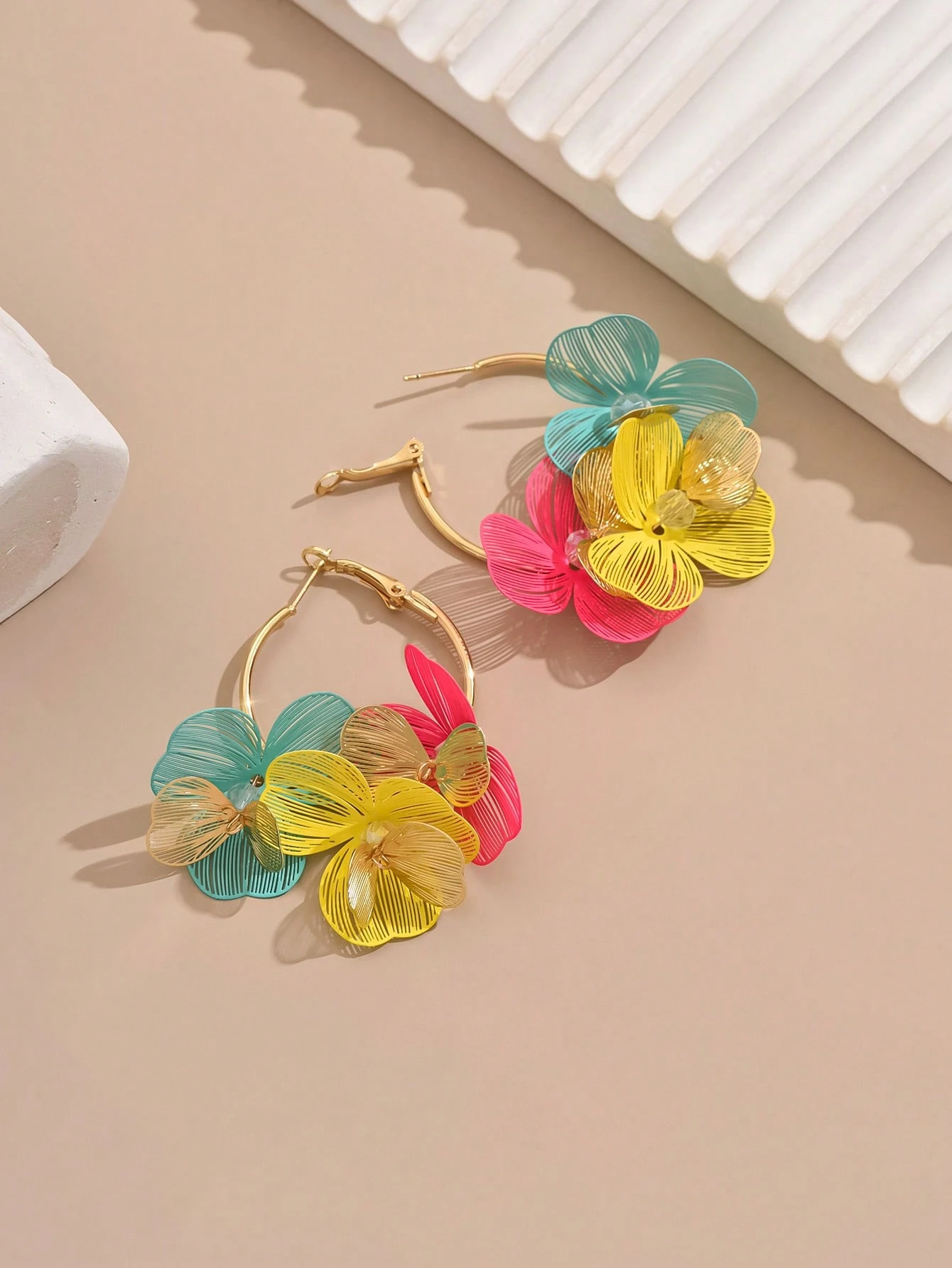 SHEIN 1 Pair Minimalist 3D Flower Earrings For Women (Random Petal Colors) - Image 4