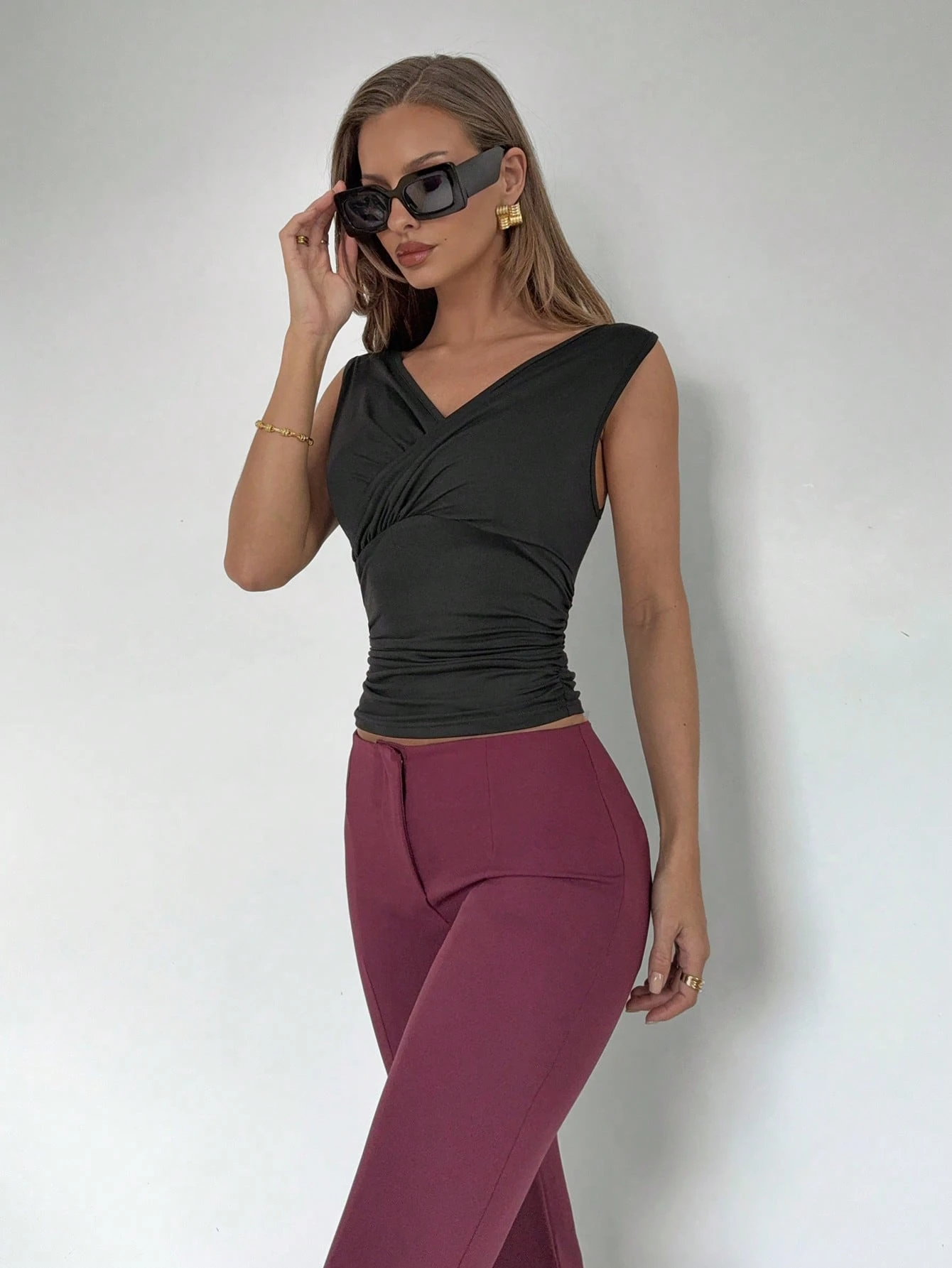 SHEIN Roylia Elegant V-Neck Solid Color Fitted Sleeveless Pleated T-Shirt, Suitable For Dates - Image 3