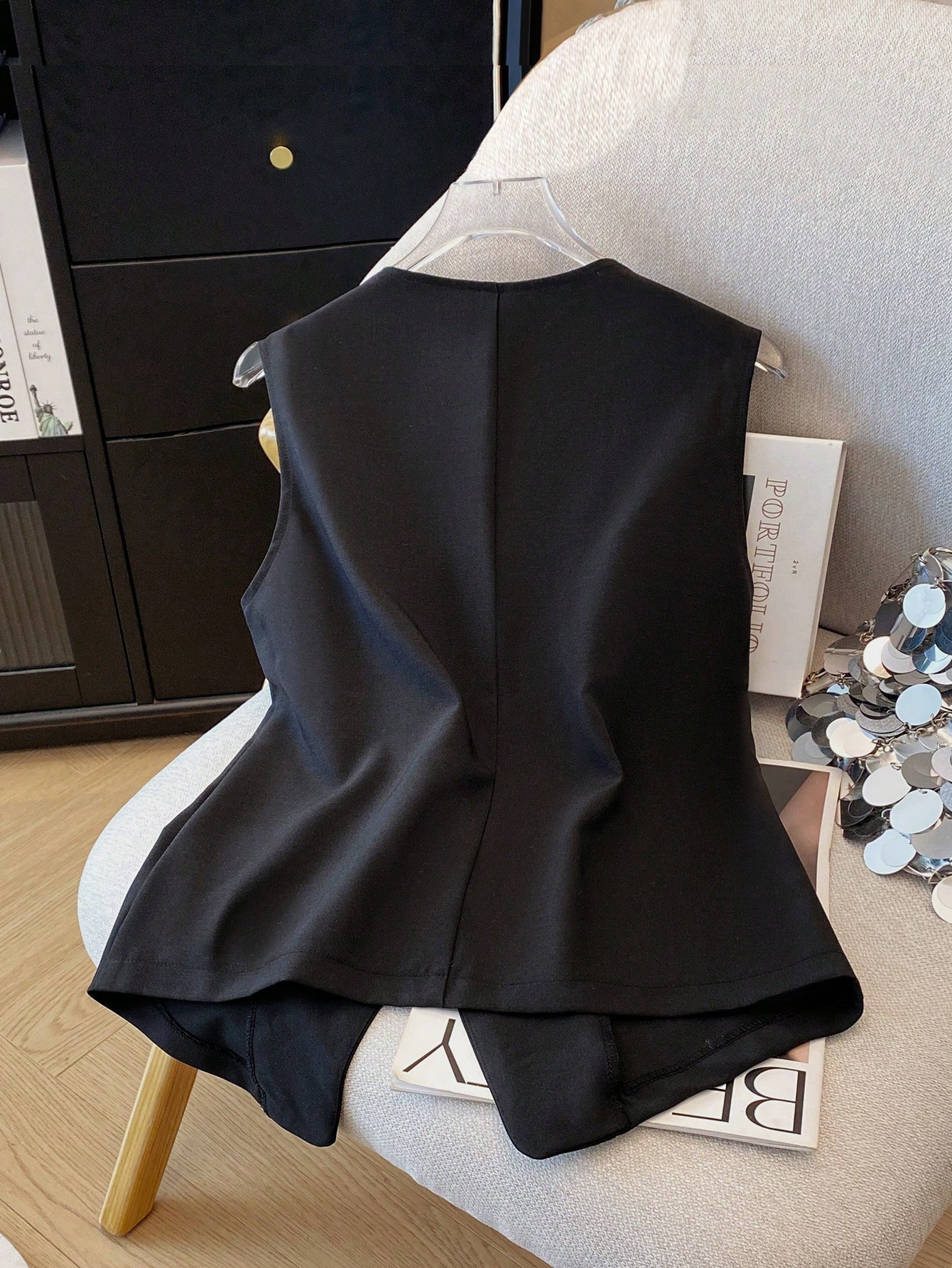 SHEIN PETITE Elegant Fitted U-Neck Sleeveless Front-Button Pocket Flap Polyester Plain Woven Blouse, Spring/Summer - Image 2