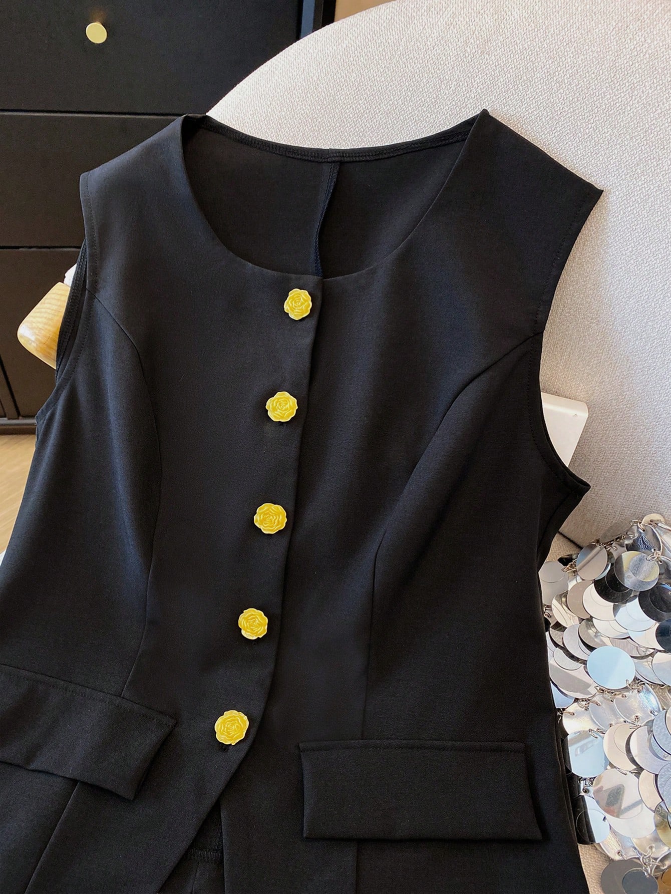 SHEIN PETITE Elegant Fitted U-Neck Sleeveless Front-Button Pocket Flap Polyester Plain Woven Blouse, Spring/Summer - Image 4