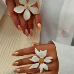 SHEIN 1pcs Exaggerated White Metallic Floral Rings