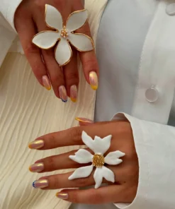 SHEIN 1pcs Exaggerated White Metallic Floral Rings