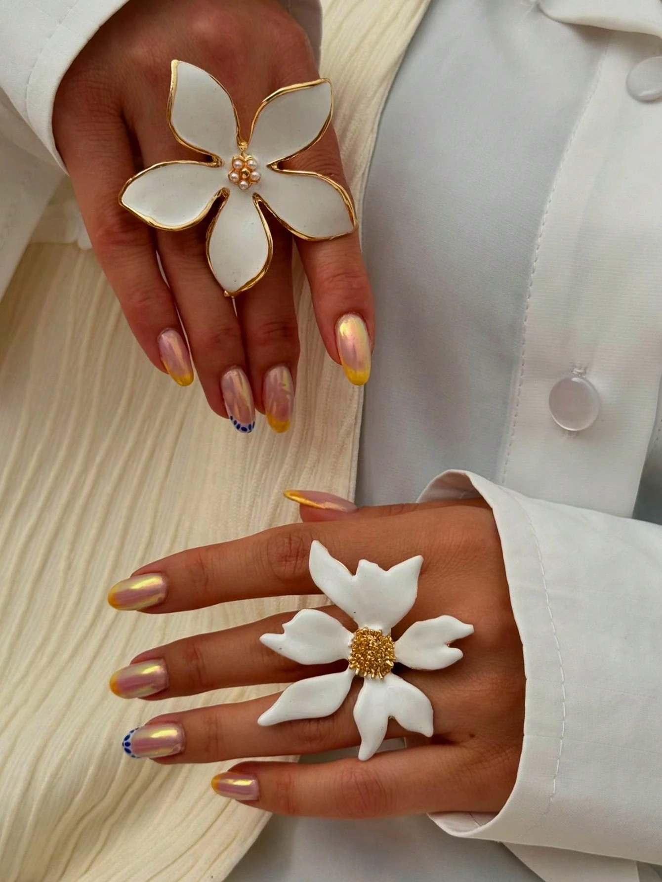 SHEIN 1pcs Exaggerated White Metallic Floral Rings