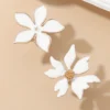 SHEIN 1pcs Exaggerated White Metallic Floral Rings