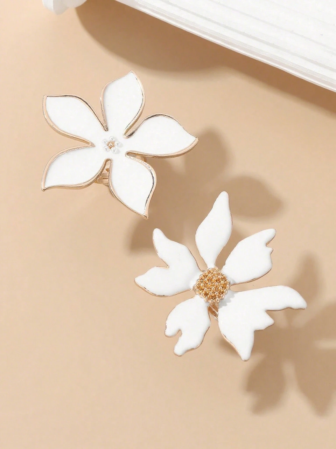 SHEIN 1pcs Exaggerated White Metallic Floral Rings - Image 2