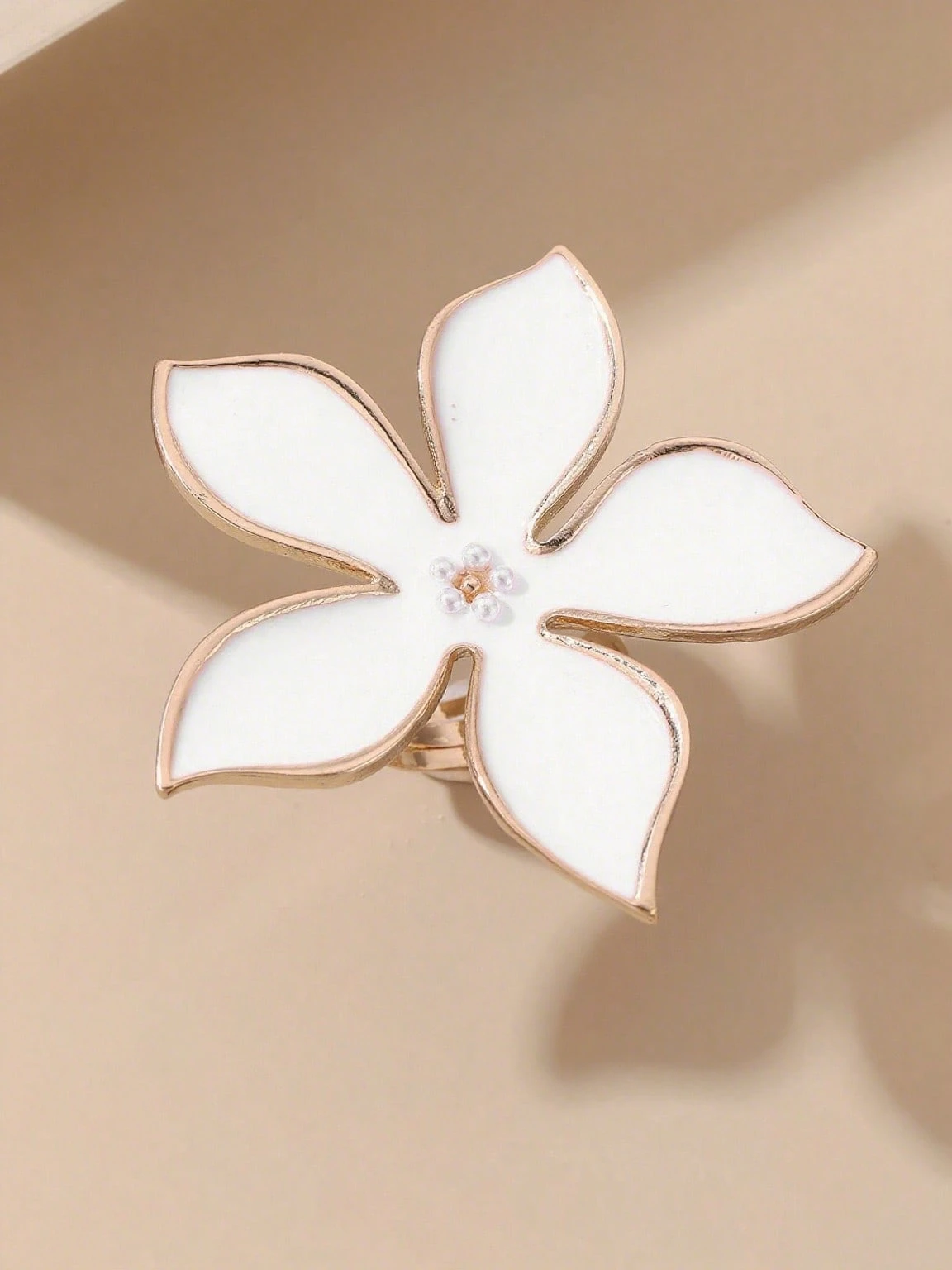 SHEIN 1pcs Exaggerated White Metallic Floral Rings