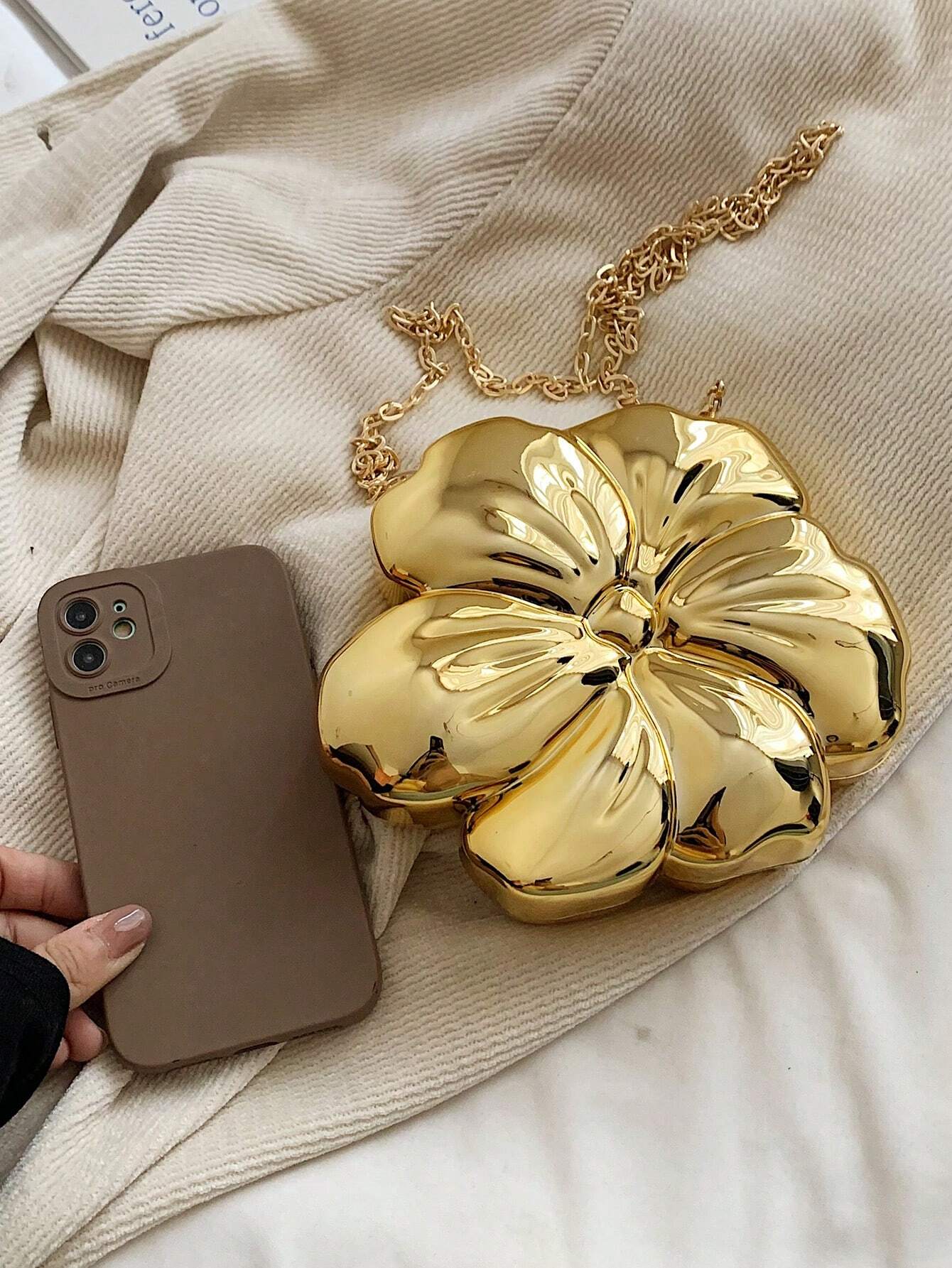 SHEIN Women's Elegant Mini Flower Shaped Chain Crossbody Bag - Image 4