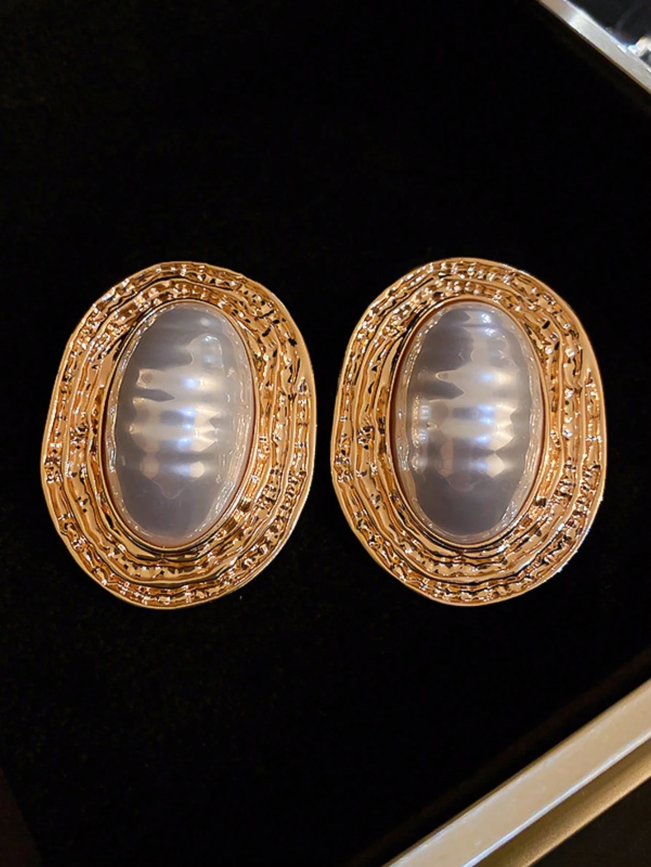 SHEIN 1 Pair Metal Asymmetrical Ruched Striped Ellipse Pearl Earrings - Image 3